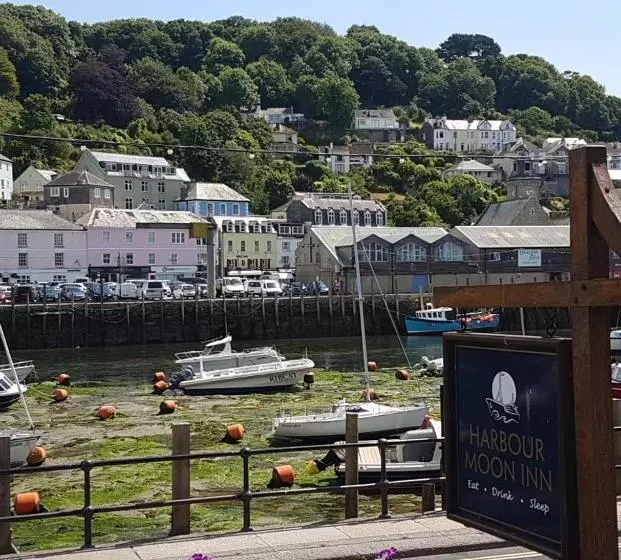 Hostal The Harbour Moon