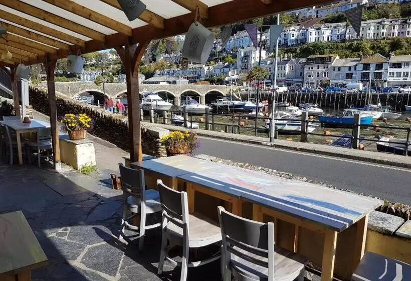 Hostal The Harbour Moon