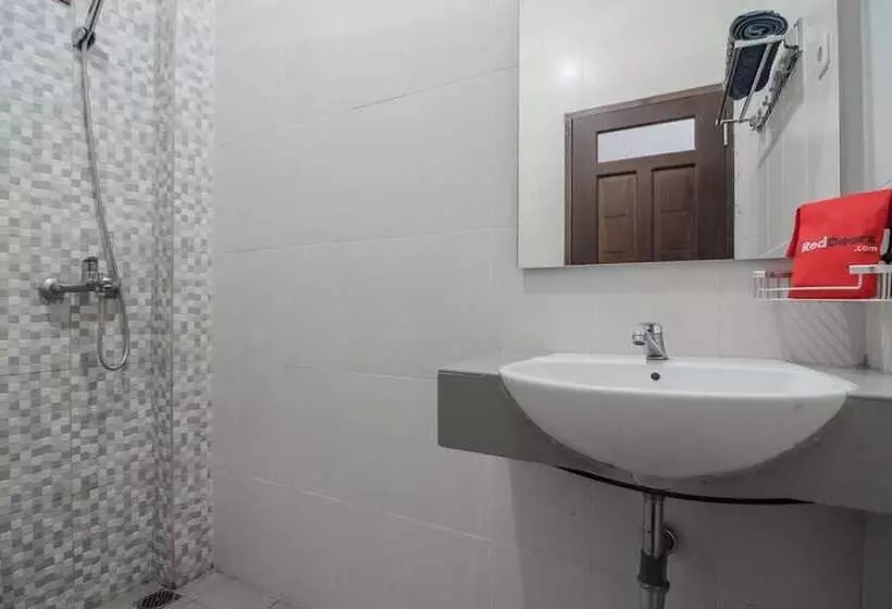 Majatalo Reddoorz Syariah Near Sepinggan Airport Balikpapan