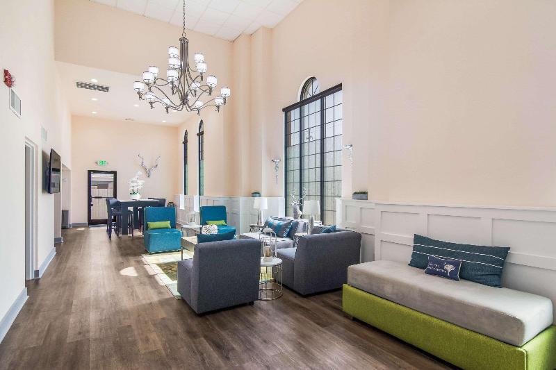 Отель Quality Inn & Suites