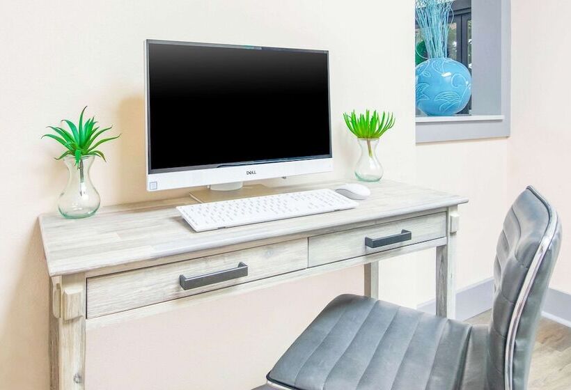 Отель Quality Inn & Suites