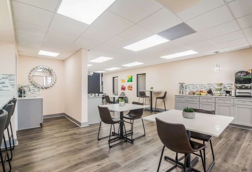 Отель Quality Inn & Suites