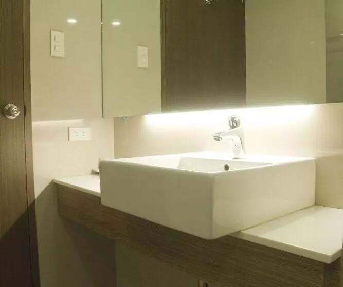 Отель Imperial Palace Suites