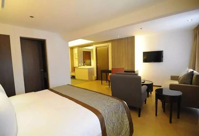 Отель Imperial Palace Suites