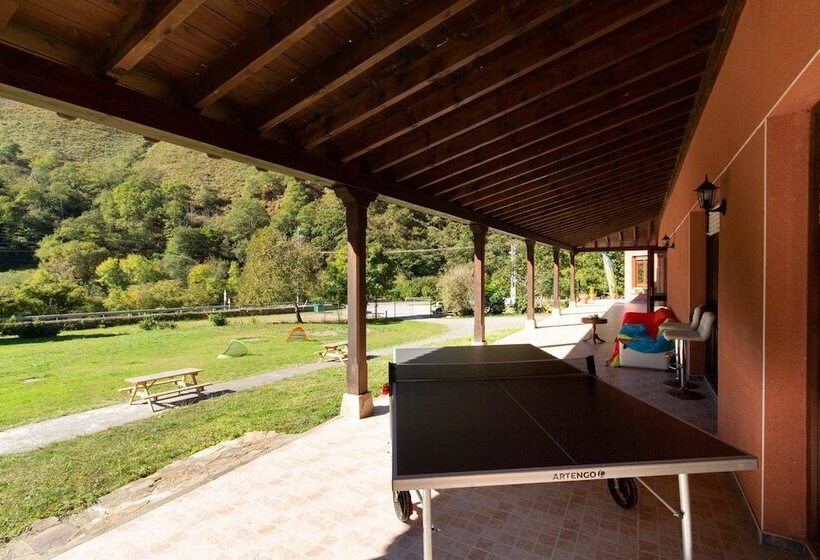 Albergue Los Avellanos   Hostel