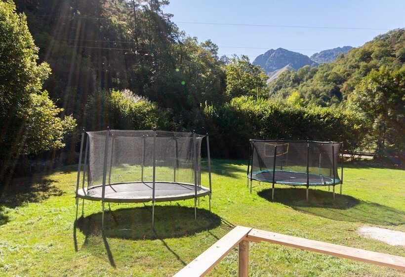 Albergue Los Avellanos   Hostel