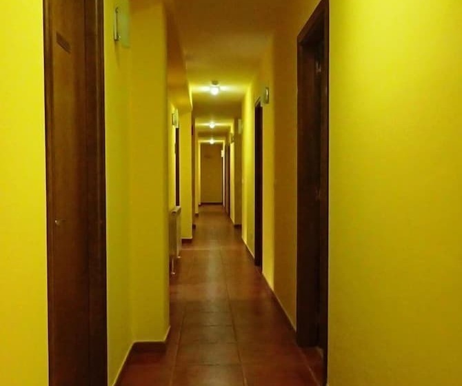 Albergue Los Avellanos   Hostel