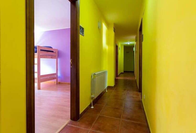 Albergue Los Avellanos   Hostel