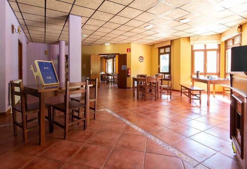 Albergue Los Avellanos   Hostel