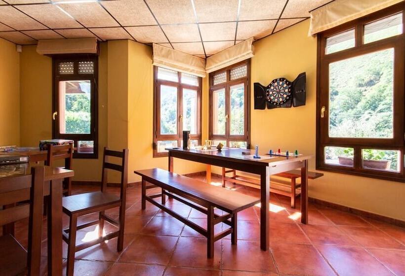 Albergue Los Avellanos   Hostel