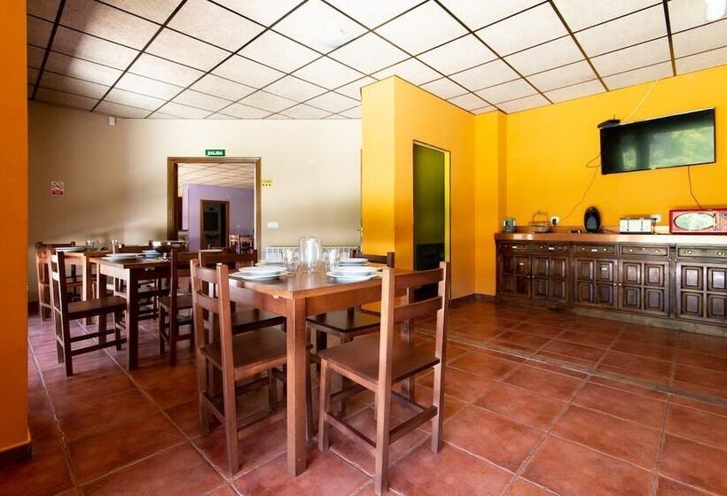 Albergue Los Avellanos   Hostel