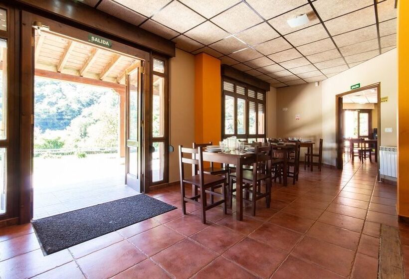 Albergue Los Avellanos   Hostel