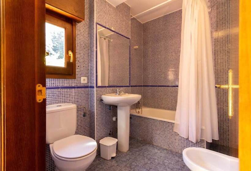 Albergue Los Avellanos   Hostel