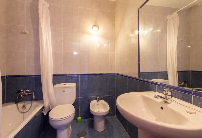 Albergue Los Avellanos   Hostel