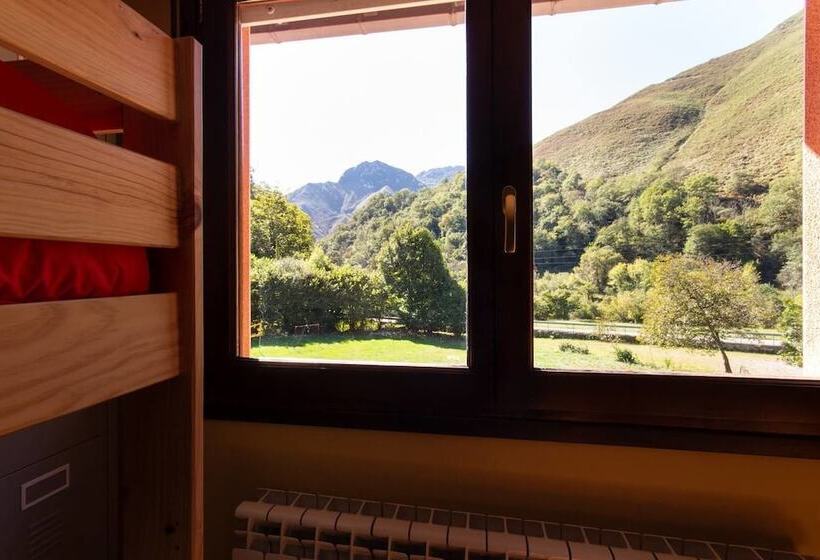 Albergue Los Avellanos   Hostel