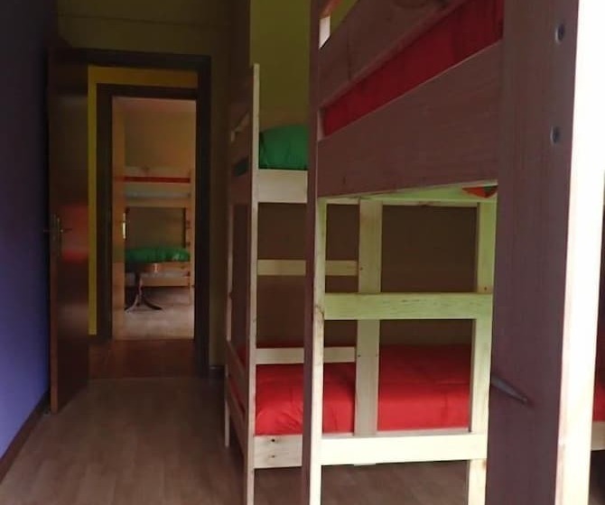 Albergue Los Avellanos   Hostel