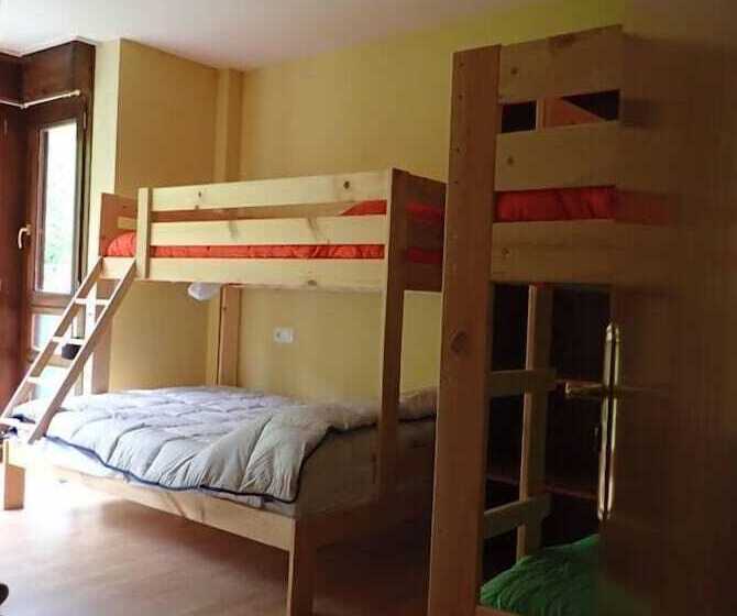 Albergue Los Avellanos   Hostel