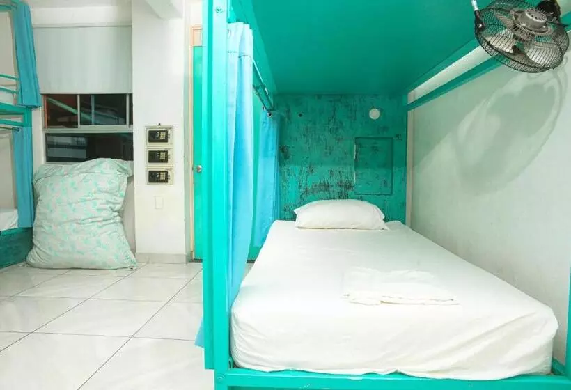 هتل La Brisa Loca Hostel