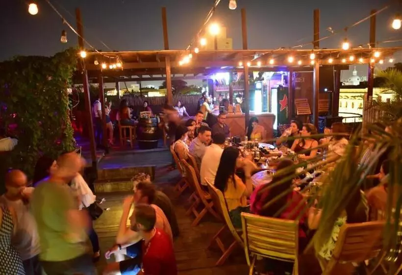 هتل La Brisa Loca Hostel