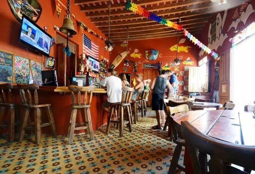هتل La Brisa Loca Hostel