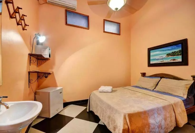 هتل La Brisa Loca Hostel