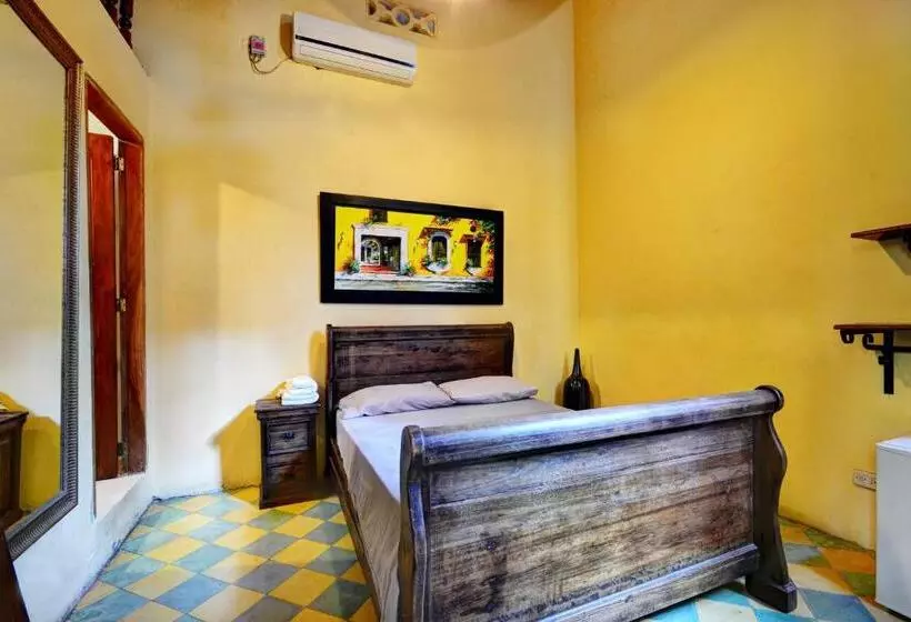 هتل La Brisa Loca Hostel