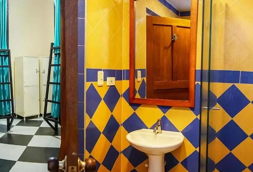 هتل La Brisa Loca Hostel