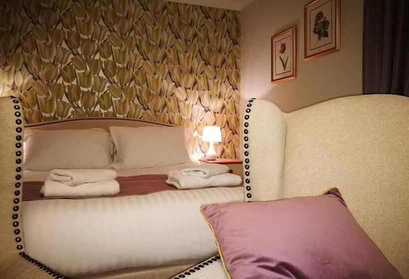 هتل The Devon Court