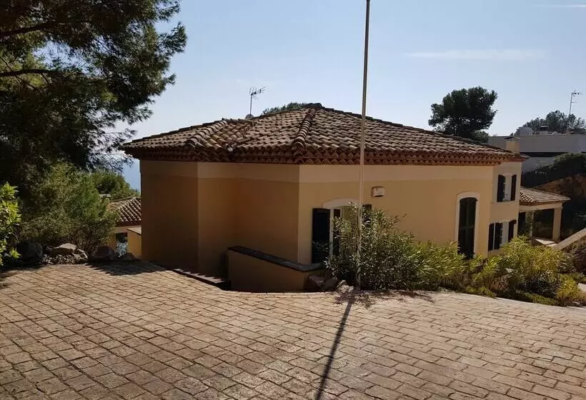 Aamiaismajoitus (B&B) Villa Tamarit Guest House