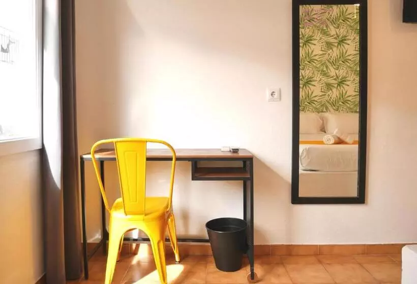 Nanit Rooms Ibiza Hostal