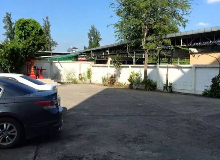 Hotelli Ittipol Apartment