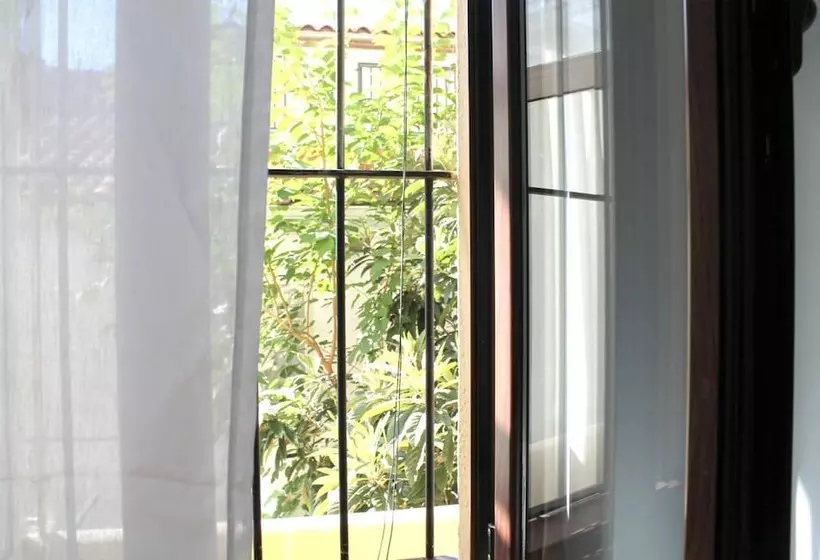 پانسیون Alevia