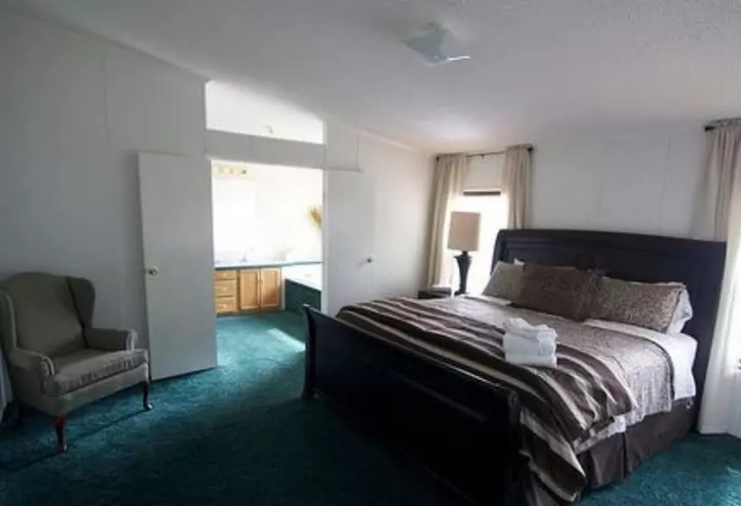 South Gate Lodges