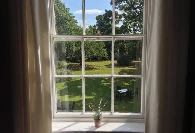 مبيت وإفطار Little Mollington Hall