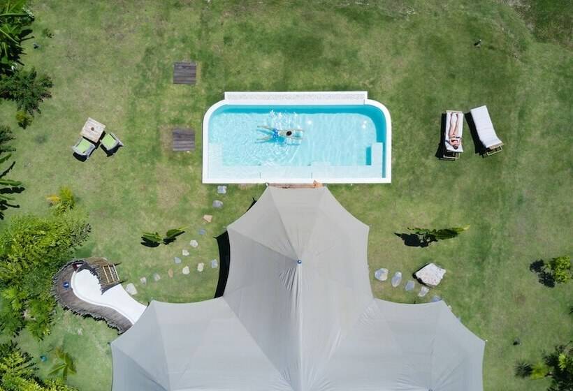 בית מלון כפרי 9 Hornbills Tented Camp