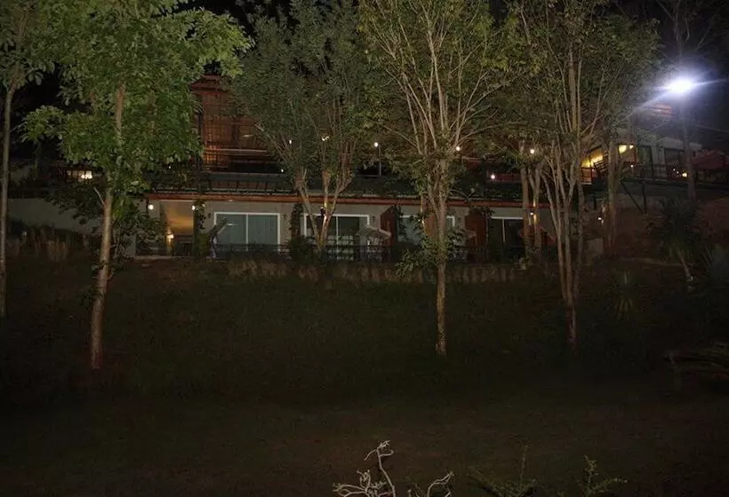 Hotelli Baan Alisa Bed And Breakfast