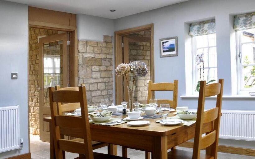 Отель The Swallows Rest Bed & Breakfast