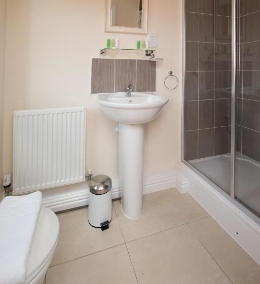 6bedroom Contractor House With 6 Bathrooms, Free Wifi And Parking  Kennedy House By Your Lettings Pe