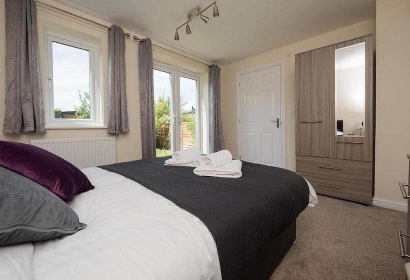 6bedroom Contractor House With 6 Bathrooms, Free Wifi And Parking  Kennedy House By Your Lettings Pe