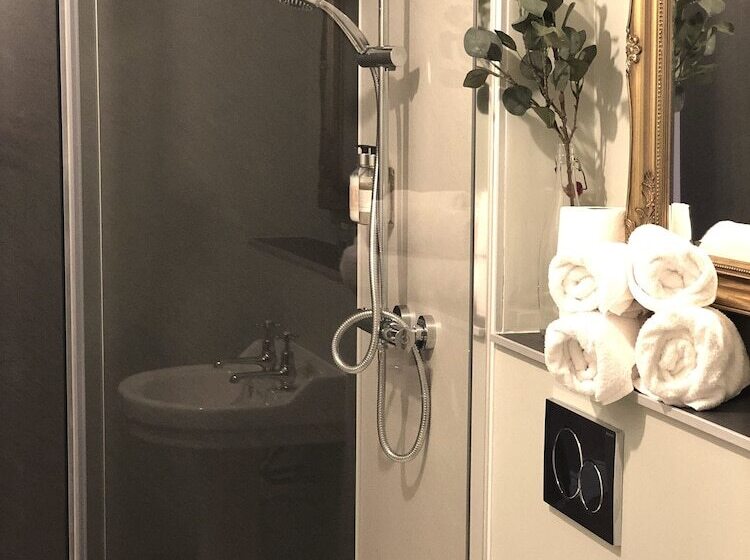 Хостел The Wheatsheaf