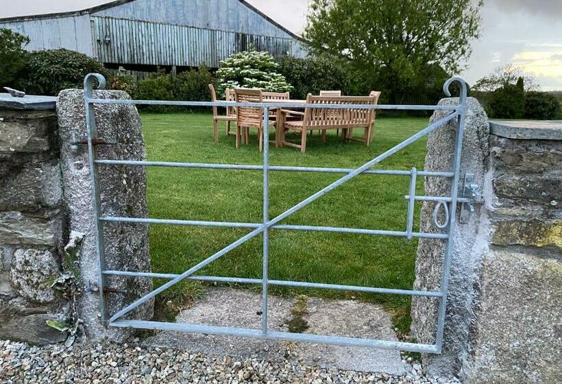 צימר Treveighan Farmhouse