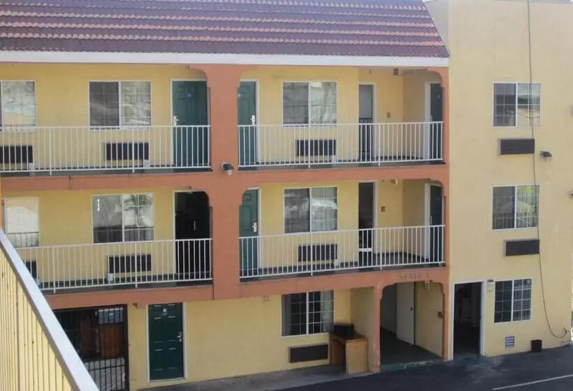 ホテル Starlight Inn, Valley Blvd   Downtown La