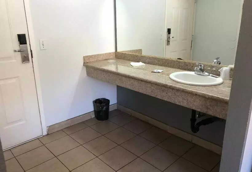 ホテル Starlight Inn, Valley Blvd   Downtown La