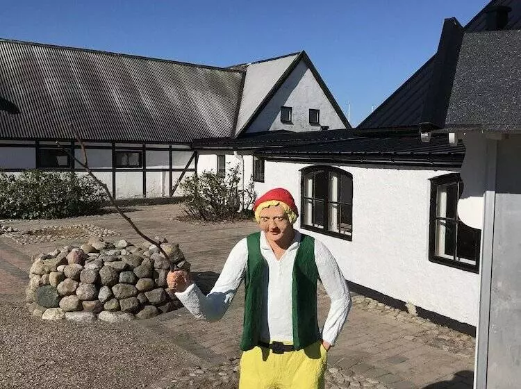 Mälarhusen Semesterby österlen   Stugor & Gårdssviter