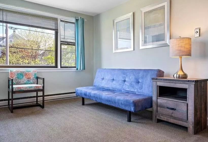 Hotelli The Lighthouse Inn & Suites