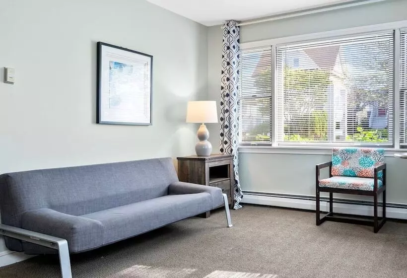 Hotelli The Lighthouse Inn & Suites