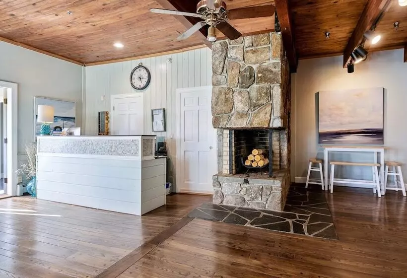 Hotelli The Lighthouse Inn & Suites