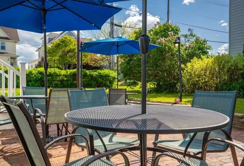 Hotelli The Lighthouse Inn & Suites