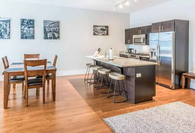 Seaport Signal Building By Vacasa