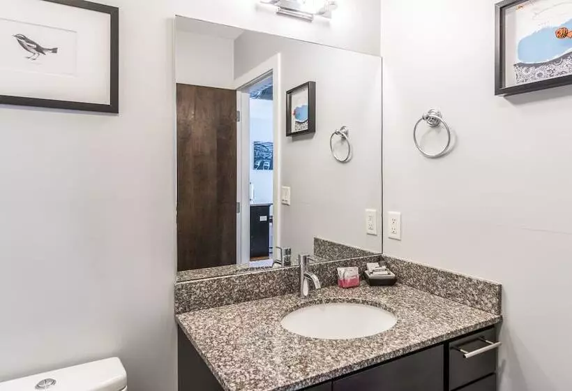 Seaport Signal Building By Vacasa